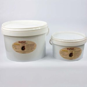 2 Kübel mit DryPeat Digest Moorpulver für Pferde.